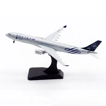 Самолет на гражданската авиация Southern Airlines A330-300 От сплав и пластмаса, Модел в мащаб 1: 400, Изработени по поръчка, за Събиране на детски играчки за подаръци.